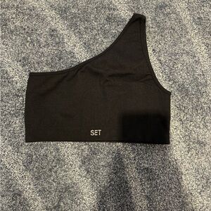 Black set active one shoulder sports bra.